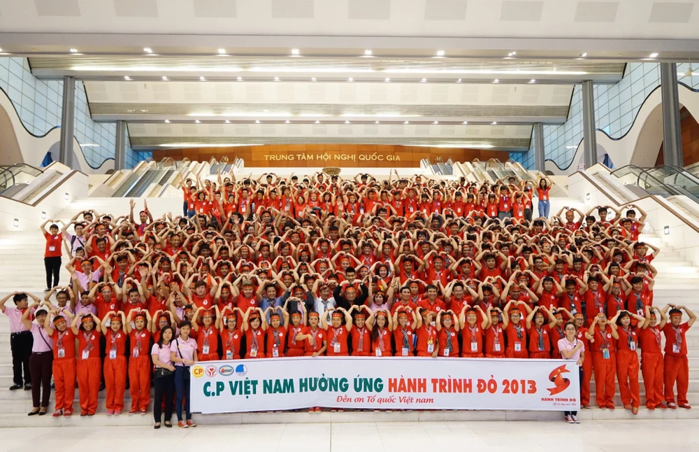 Các tình nguyện viên áo hồng CP và “Hành trình Đỏ” chụp ảnh lưu niệm vào năm 2013.JPG