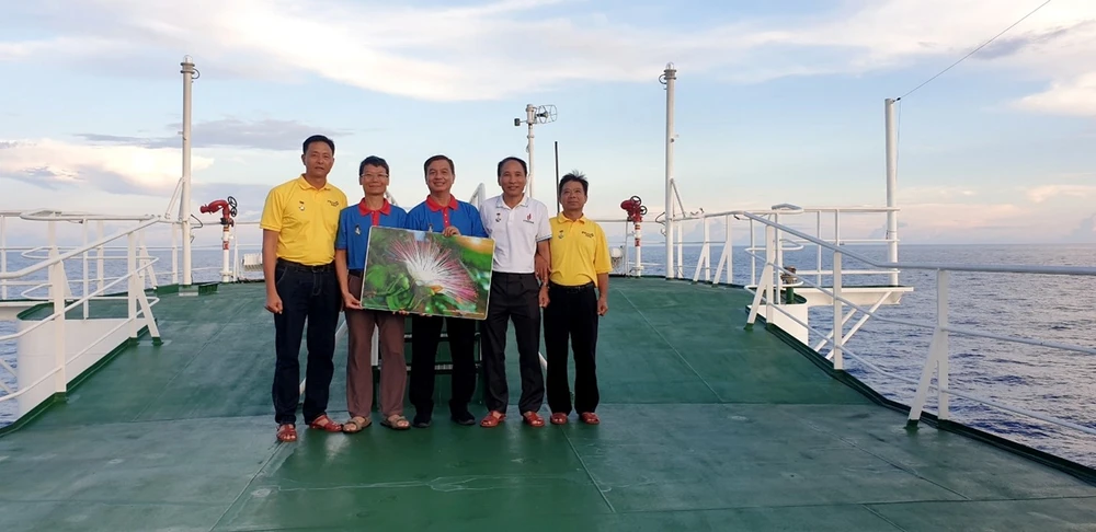 Đoàn công tác PV GAS chụp hình lưu niệm trên tàu KN-390.jpg