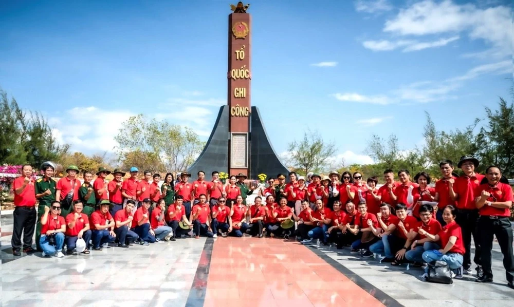 Đoàn cán bộ PV GAS tham gia chuyến hải trình ‘Vì Trường Sa thân yêu’.jpg