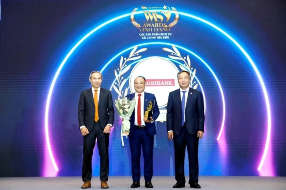 Ông Nguyễn Khắc Trung, Trưởng Ban Ngân hàng số - Đại diện Agribank nhận vinh danh Sản phẩm công nghệ và chuyển đổi số tiêu biểu.jpg