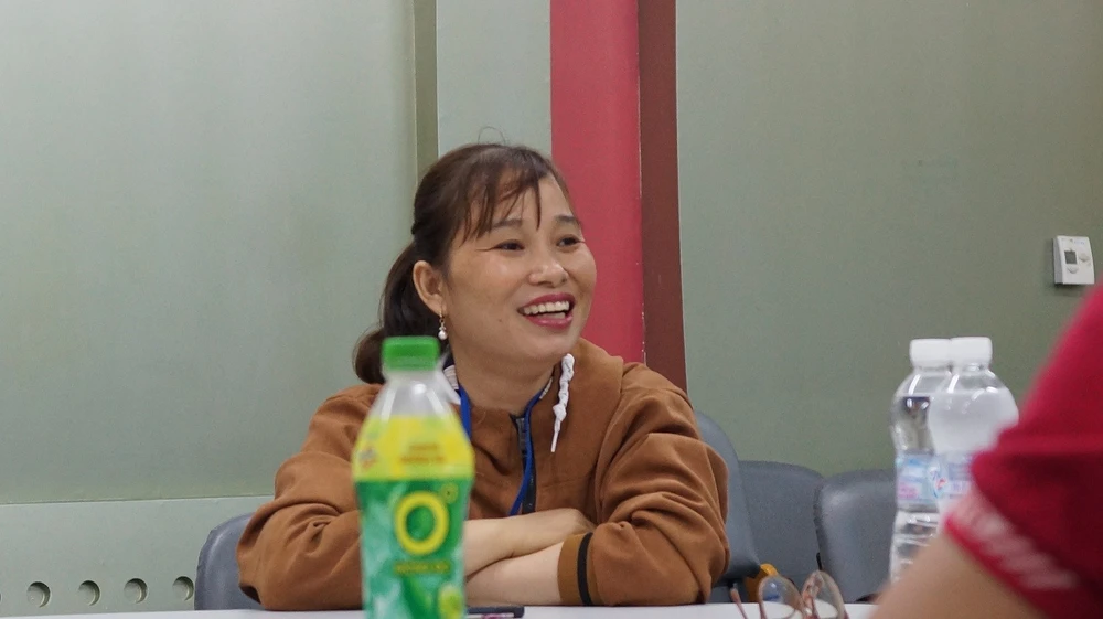 Chị Trần Thị Hường, một thợ làm bánh mì tại tỉnh Ninh Thuận tươi cười trong ngày nhận giải thưởng 100 triệu đồng từ Trà Xanh Không Độ trong hè năm 2022.jpg