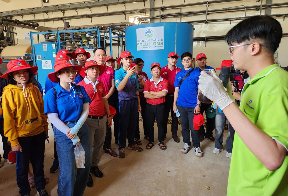Các đoàn viên tham quan dây chuyển xử lý nước thải.jpg