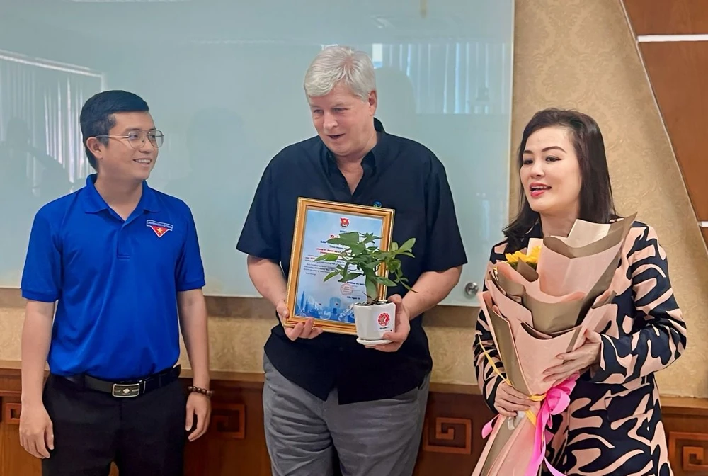 Đại diện Quận Đoàn quận 1 tặng hoa và thư cám ơn cho lãnh đạo Công ty VWS.jpg