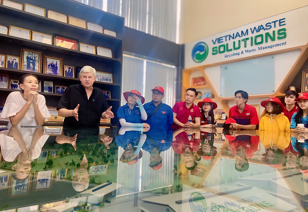 Ông Kevin Moore giới thiệu về quá trình xây dựng bãi rác Đa Phước.jpg