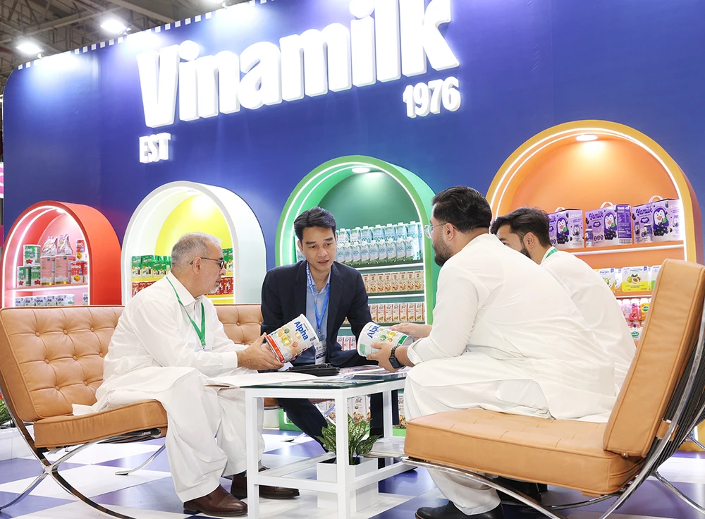 Các khách hàng lớn đến từ khu vực Trung Đông, thị trường thế mạnh của Vinamilk về sản phẩm sữa bột trẻ em, bột dinh dưỡng.JPG