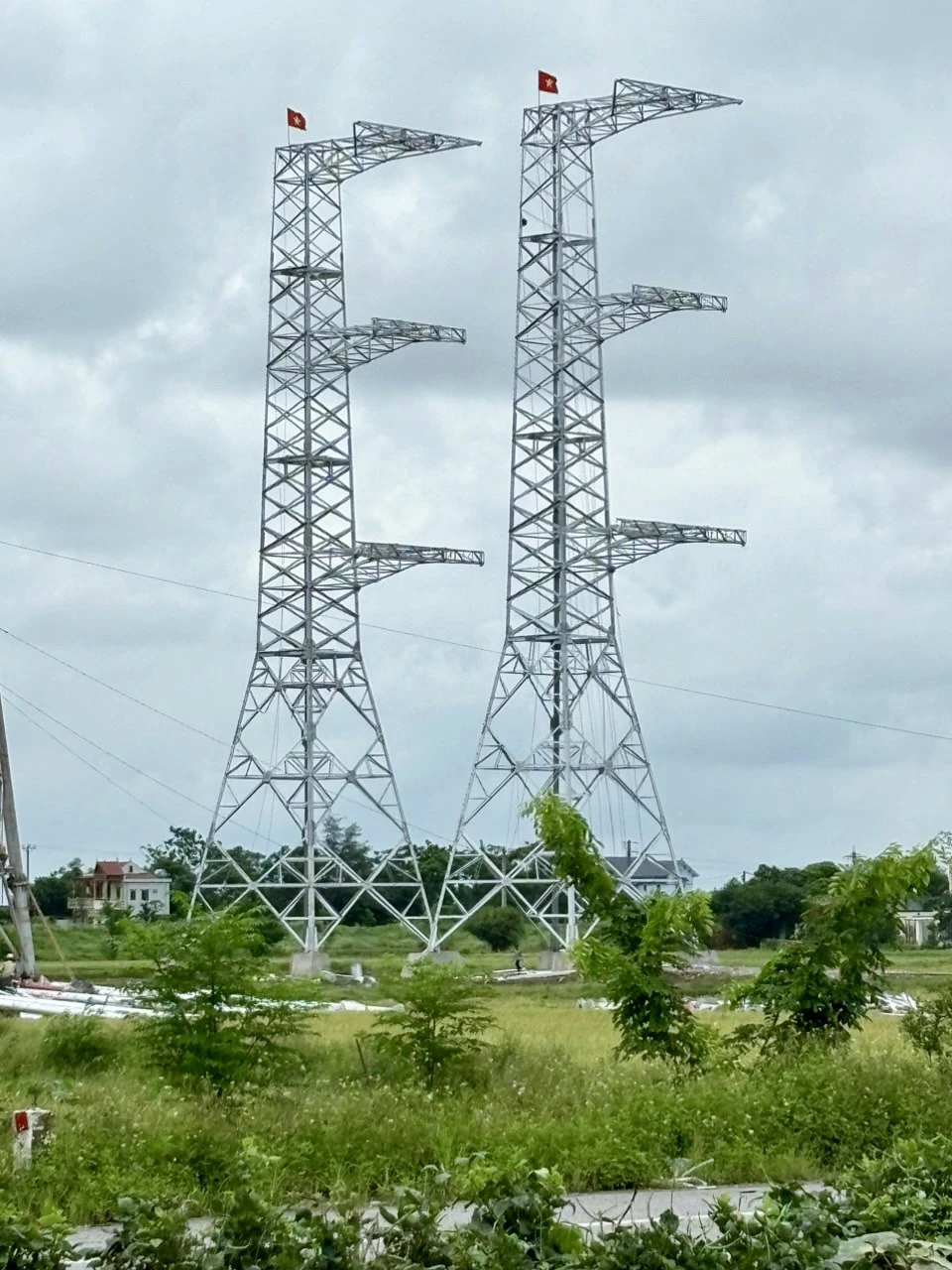 11h30' ngày 10-6-2024, vị trí cột số 42 Dự án đường dây 500kV NMNĐ Nam Định I - Phố Nối do TTĐ Hà Nội thi công đã hoàn thành.jpg