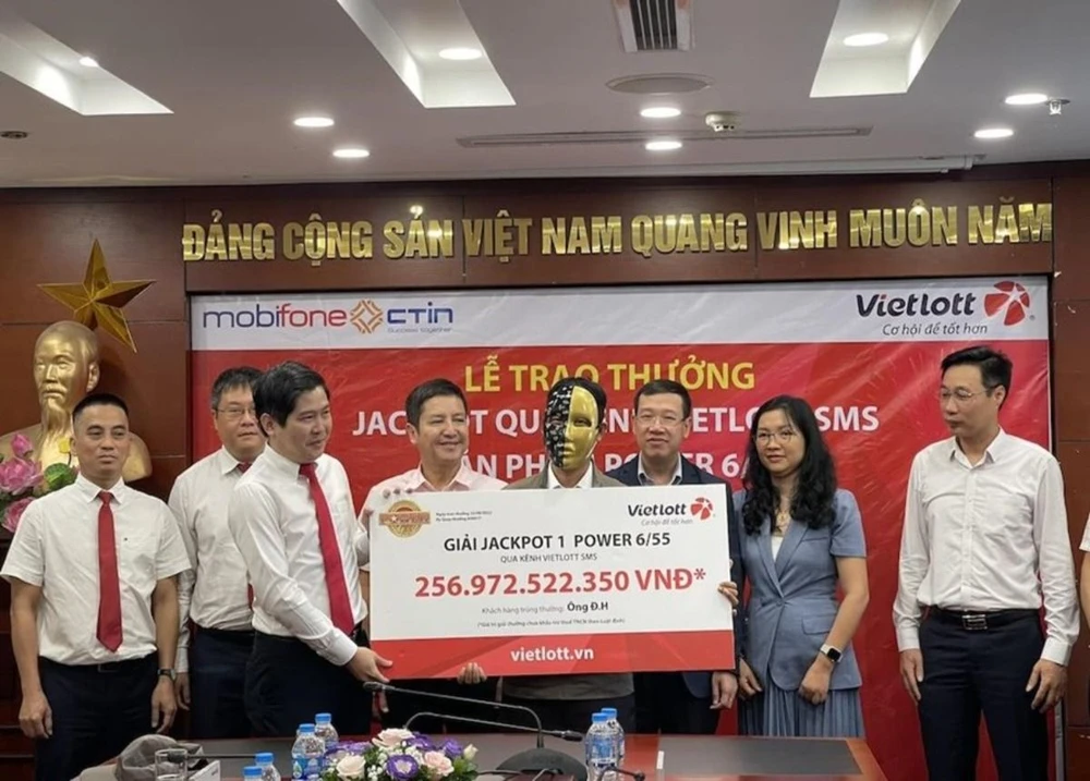 Ông Đ.H đeo mặt nạ để bảo mật danh tính khi nhận giải.jpg