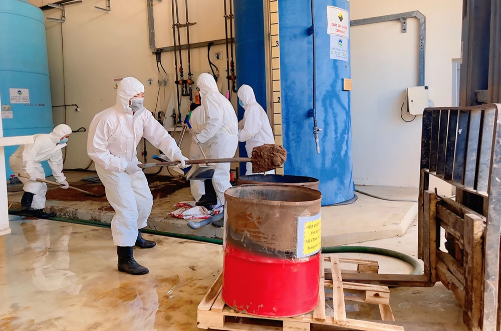 Đội ứng phó sự cố thu dọn, vệ sinh hóa chất tràn đổ.jpg