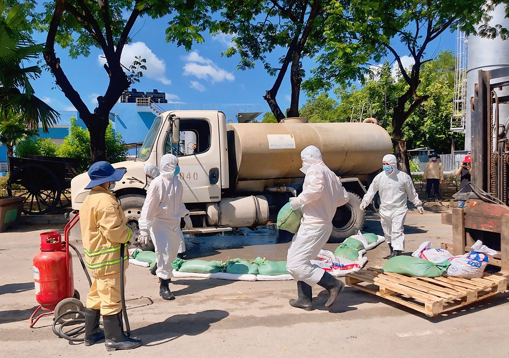 Đội ứng phó sự cố triển khai án cô lập, ngăn chặn sự cố tràn dầu.jpg