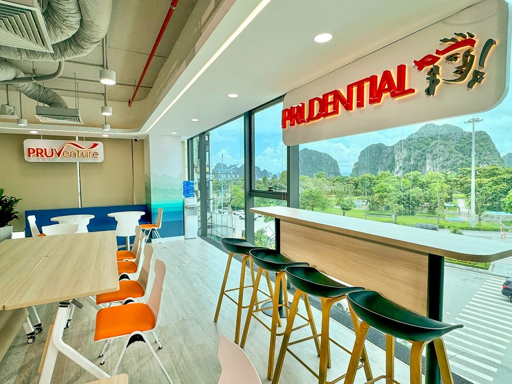 Văn phòng làm việc có thiết kế theo phong cách mở, hiện đại, chuyên nghiệp.jpg