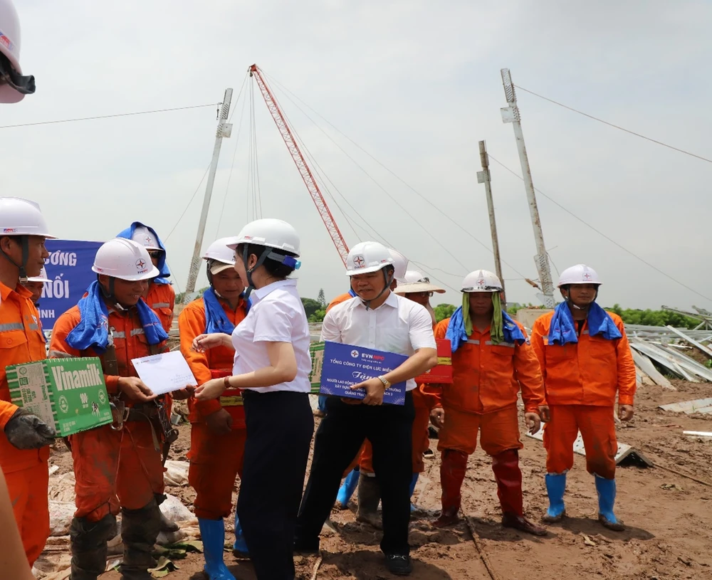 Chủ tịch EVNNPC Đỗ Nguyệt Ánh động viên người lao động trên công trường 500kV mạch 3.jpg