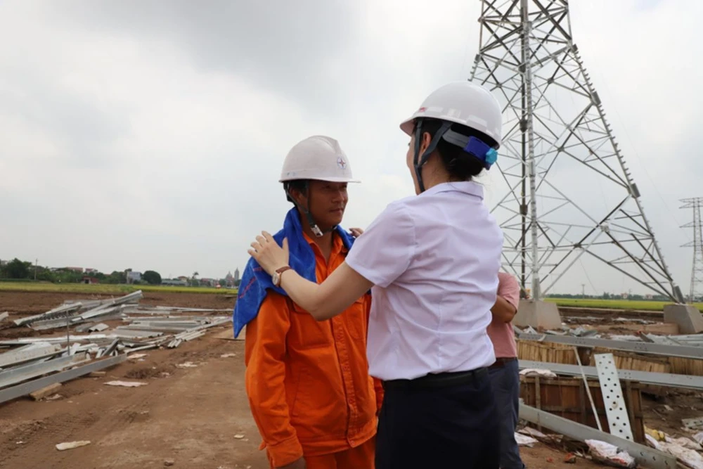 Chủ tịch EVNNPC Đỗ Nguyệt Ánh động viên người lao động trên công trường 500kV mạch 3.png