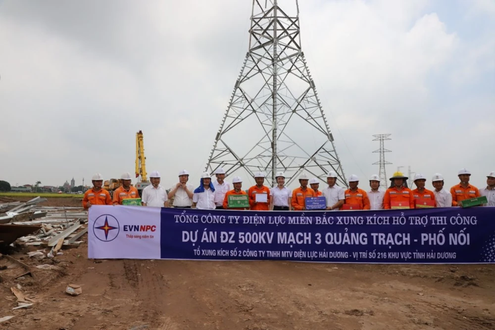 Chủ tịch EVNNPC Đỗ Nguyệt Ánh động viên người lao động trên công trường 500kV mạch 3.png