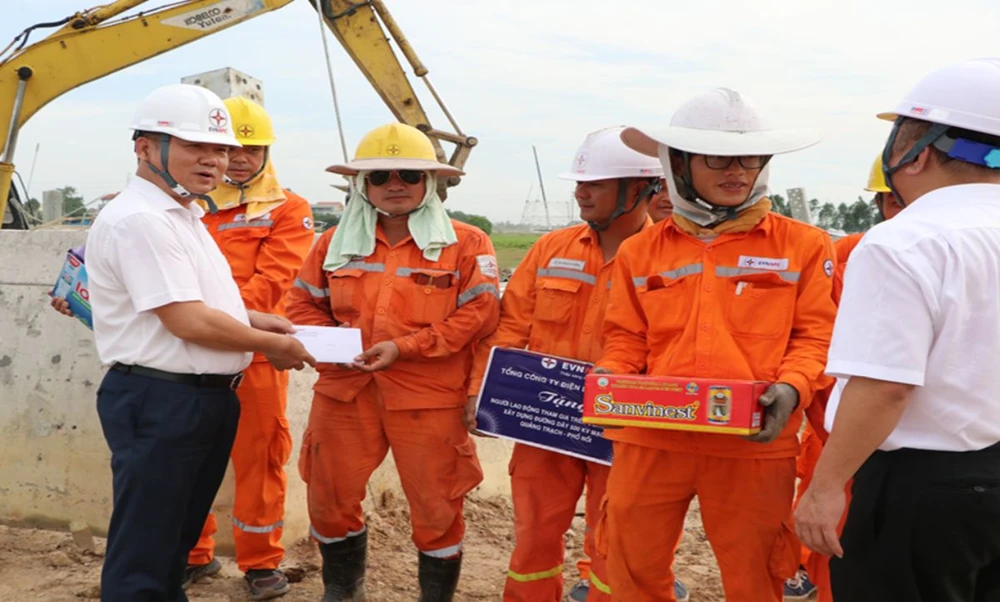 Lãnh đạo EVNNPC thăm hỏi đội xung kích hỗ trợ thi công Dự án đường dây 500kV mạch 3 Quảng Trạch - Phố Nối.png