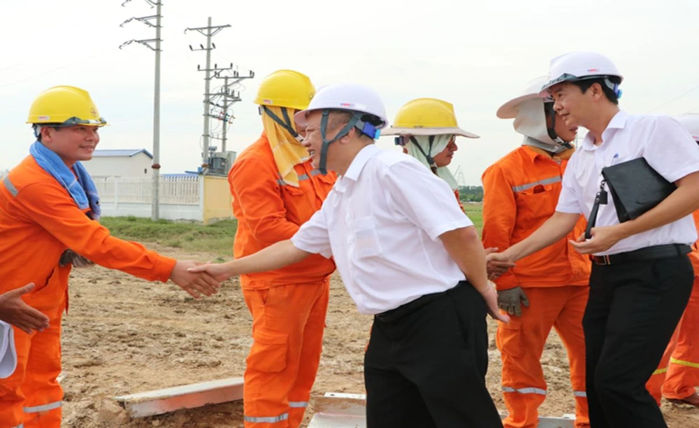 Lãnh đạo EVNNPC thăm hỏi đội xung kích hỗ trợ thi công Dự án đường dây 500kV mạch 3 Quảng Trạch - Phố Nối.png