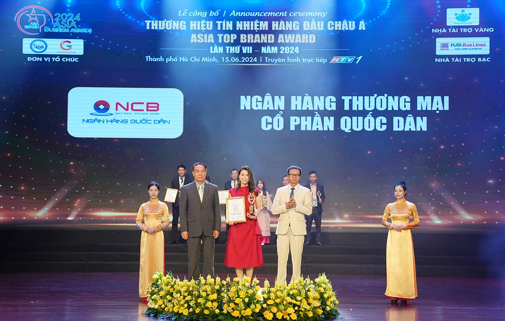 NCB vinh dự đón nhận giải thưởng “Top 10 sản phẩm dịch vụ chất lượng Châu Á 2024” dành cho ứng dụng ngân hàng số NCB iziMobile.JPG