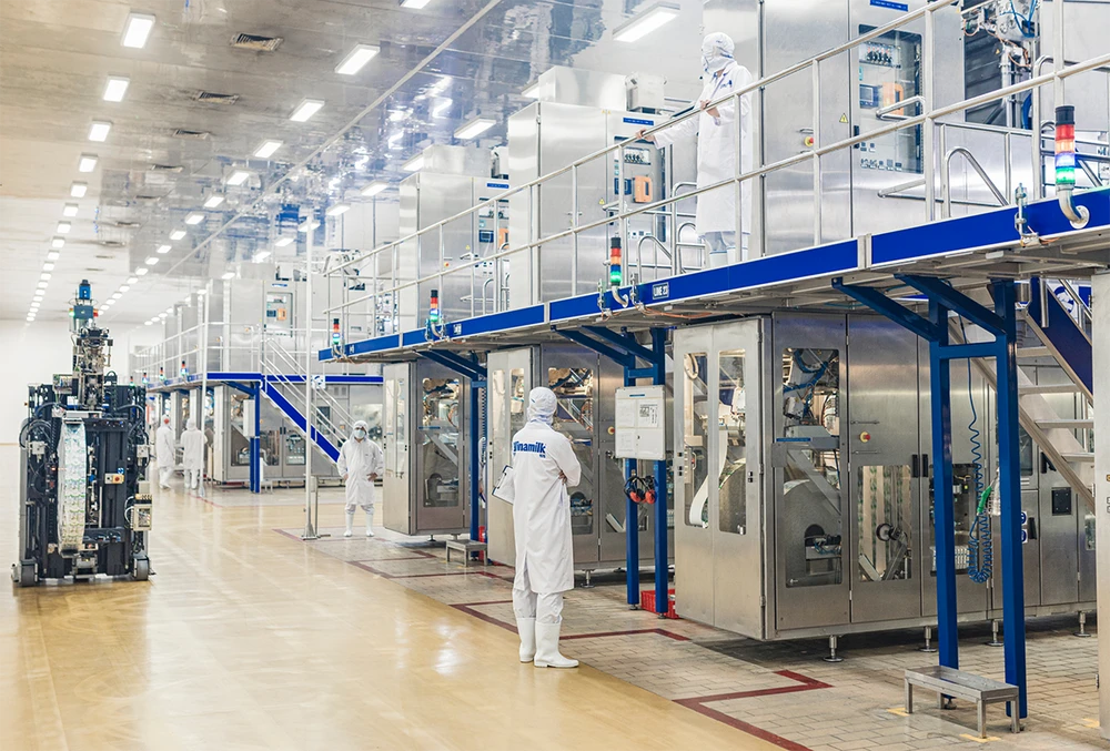 Vinamilk sở hữu năng lực sản xuất “khủng” nhờ hệ thống các nhà máy lớn, hiện đại, theo các tiêu chuẩn quốc tế.png