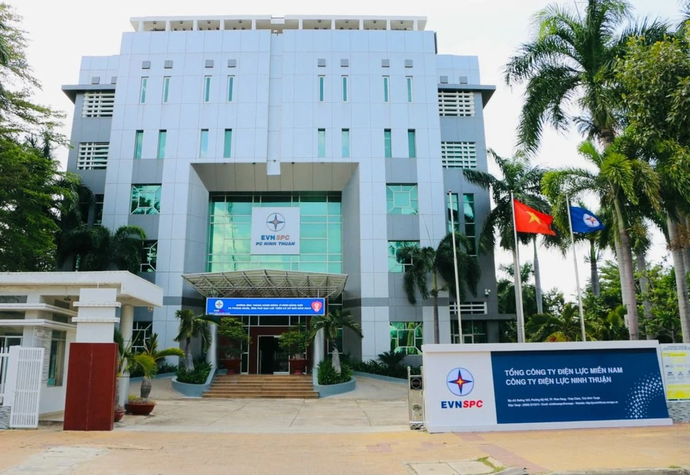 Công ty Điện lực Ninh Thuận cung cấp điện ổn định cho khách hàng trong mùa nắng nóng.jpg