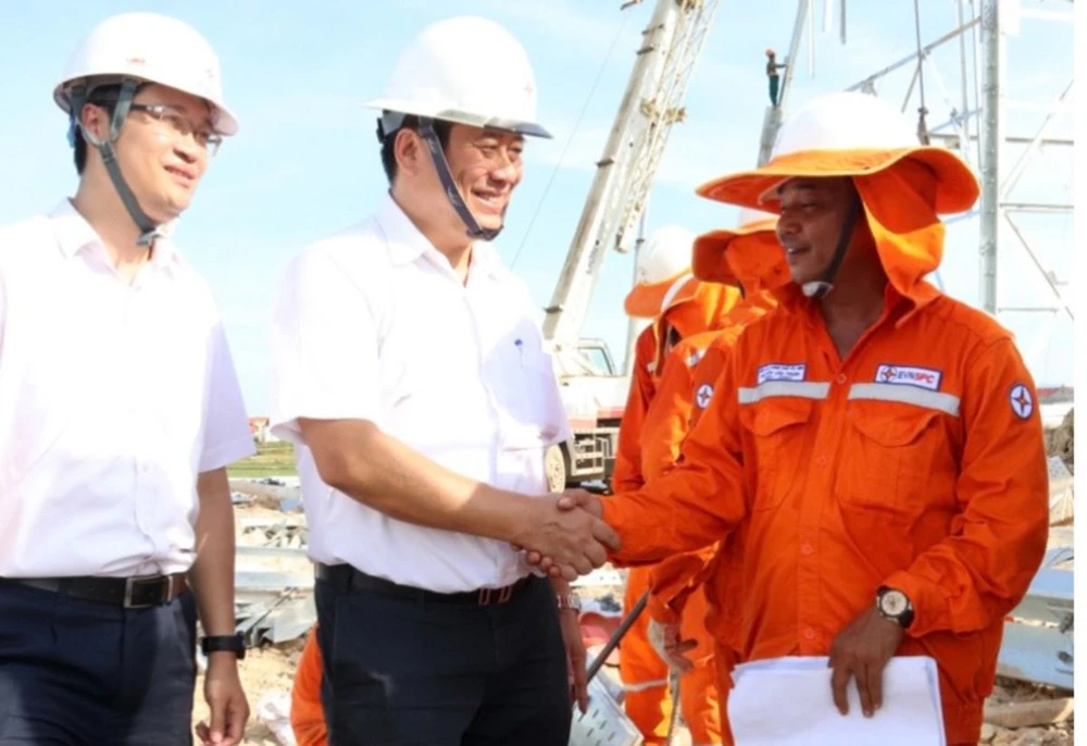 ‘Vượt nắng, thắng mưa’ đưa Dự án đường dây 500 kV mạch 3 về đích.jpg