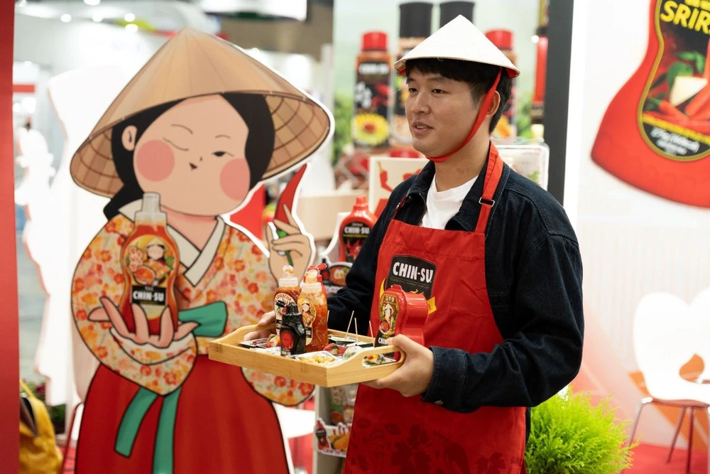 Người dân Hàn Quốc thể hiện sự hào hứng trải nghiệm các sản phẩm tương ớt ra mắt lần này của Chin-su.jpg