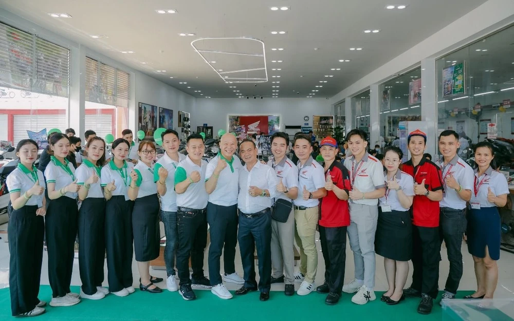 Đại diện BLĐ FE CREDIT chụp ảnh lưu niệm cùng BGĐ và nhân viên Việt Thái Quân.jpg