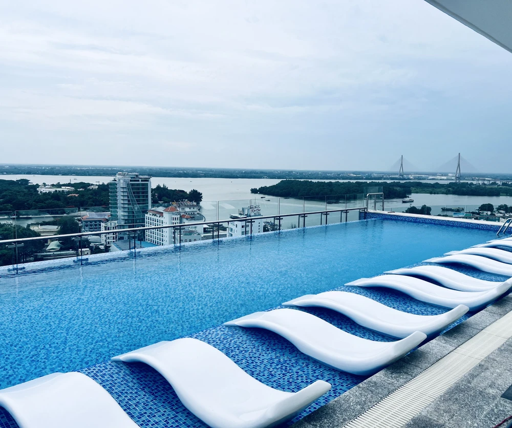 Hồ bơi vô cực tại khách sân Charmant Suite Cần Thơ.jpg