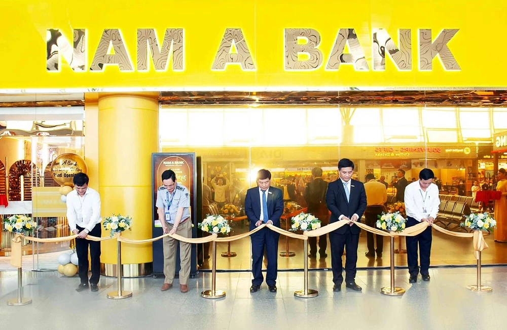 Đại diện Nam A Bank và khách mời cắt băng khai trương Nam A Bank Premier Lounge Đà Nẵng.jpg