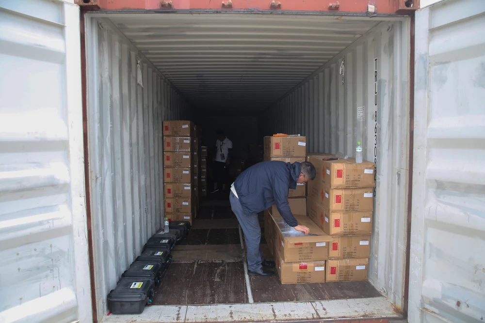 Bên trong “căn cứ” của đội Trung Quốc, các thành viên đang chuẩn bị những bước cuối cùng, sẵn sàng cho đêm thi sắp tới.jpg