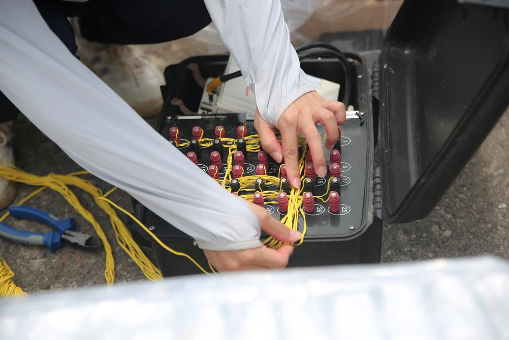 Những dây pháo được đội Trung Quốc lắp đặt và kiểm tra kỹ càng trước đêm thi.jpg