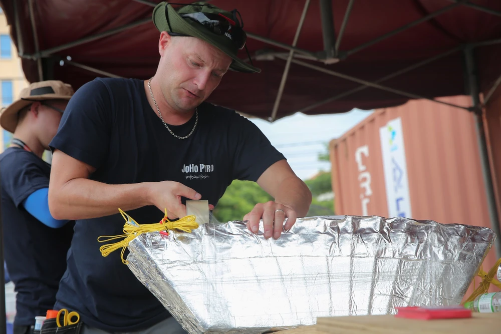 Các thành viên đội Phần Lan đang hoàn tất những bước cuối cùng trong khâu chuẩn bị, sẵn sàng cho đêm thi sắp tới.jpg