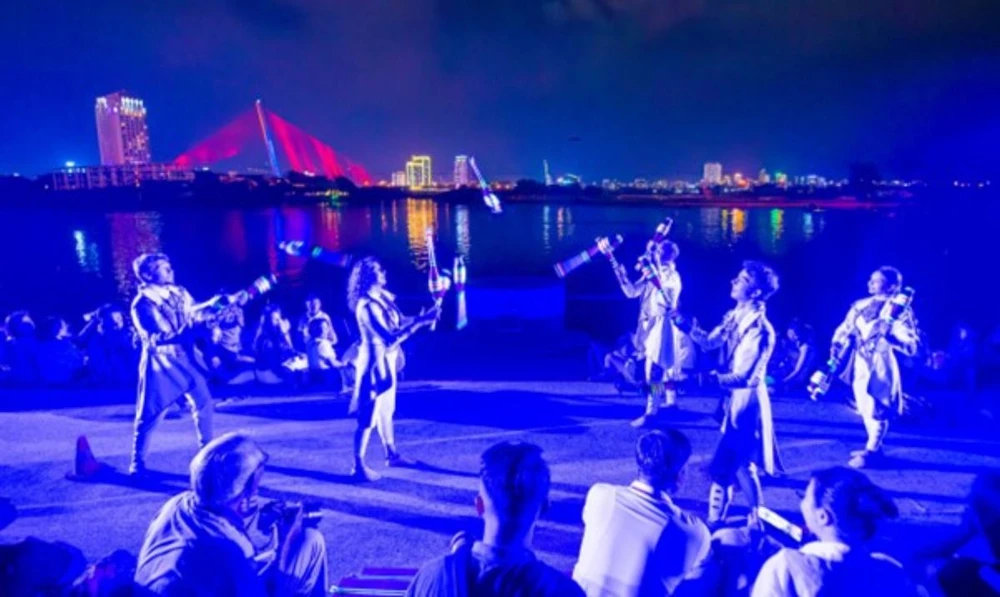 Tiết mục trình diễn “tung hứng” từ gia đình ngôi sao Teslenko sẽ xuất hiện trong show diễn “Symphony of River”.jpg