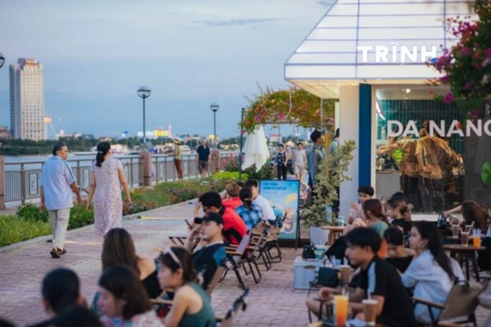 Tuyến phố đi bộ Bạch Đằng được “thắp sáng” bởi nhiều hàng quán và hoạt động giải trí kể từ đầu tháng 6.jpg