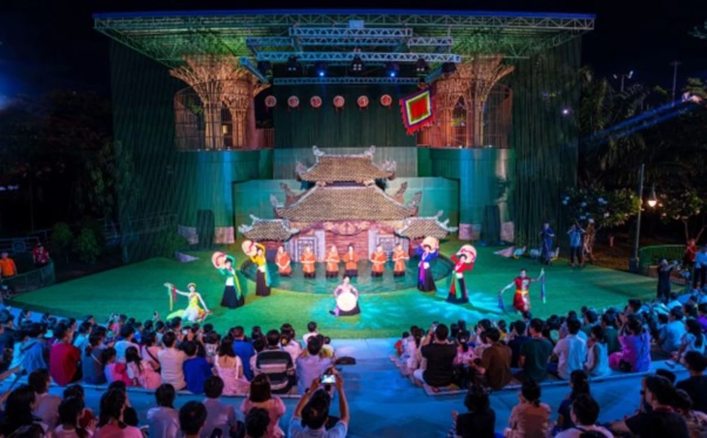 Xúc động và tự hào là những cảm xúc mà du khách có thể tìm thấy tại show diễn “Rối Việt”.jpg