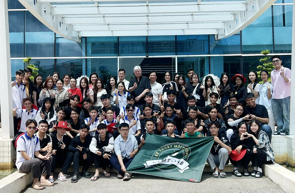 Đoàn sinh viên chụp hình lưu niệm với BGĐ Công ty VWS.jpg