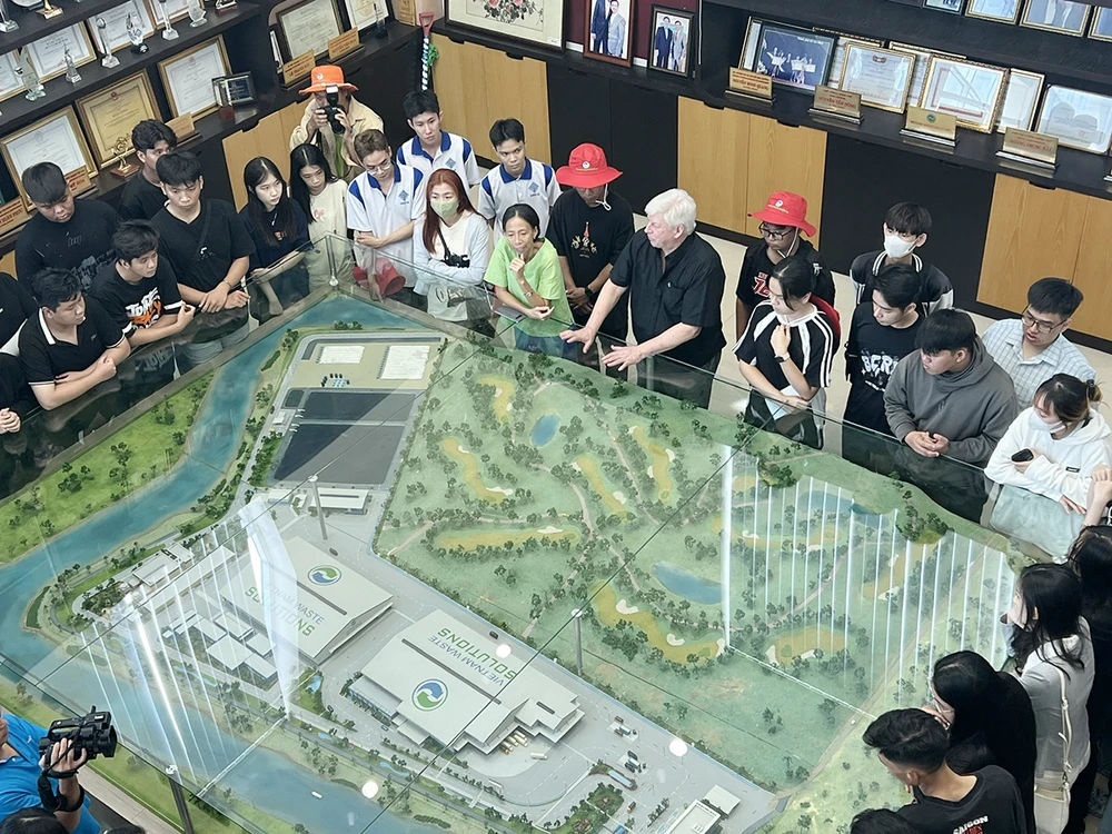 Ông Kevin Moore đang giới thiệu quá trình khai phá, xây dựng Khu Liên hợp xử lý chất thải Đa Phước cách đây gần 20 năm.jpg