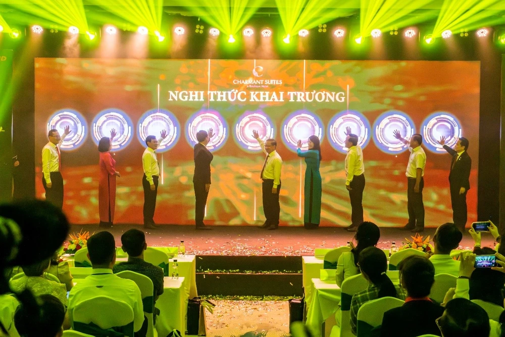 Các đại biểu thực hiện nghi thức khai trương.jpg