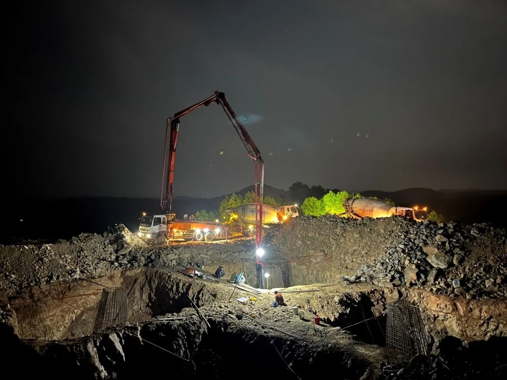 Giám sát đổ bê tông xuyên đêm tại VT03-DZ500kV Quỳnh Lưu – Thanh Hóa.jpg