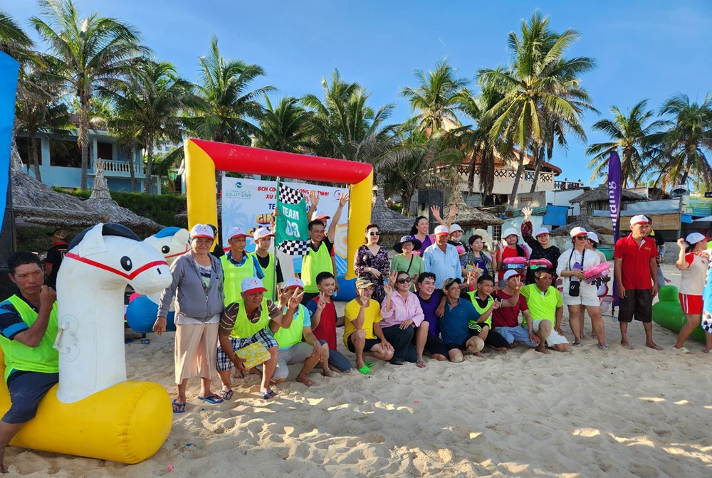 BGĐ Công ty VWS trao thưởng cho các đội.jpg