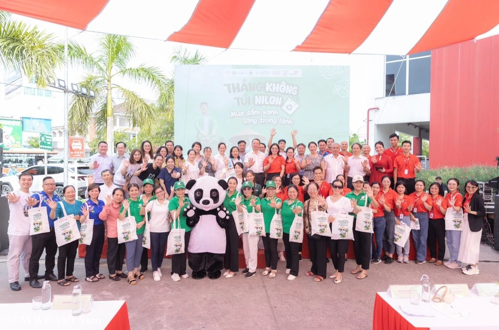 Sự kiện nhằm khuyến khích người tiêu dùng chủ động giảm sử dụng túi nilon khi đi mua sắm.jpg
