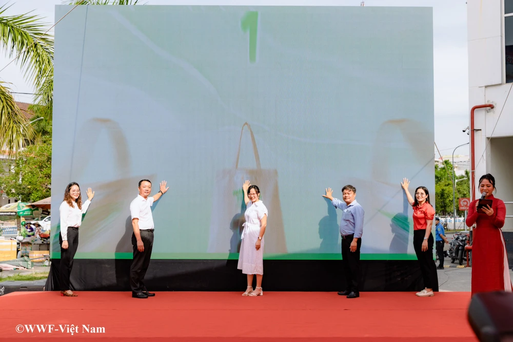 ‘Mua sắm xanh, sống trong lành’ với Tháng không túi nilon tại TP Huế.jpg