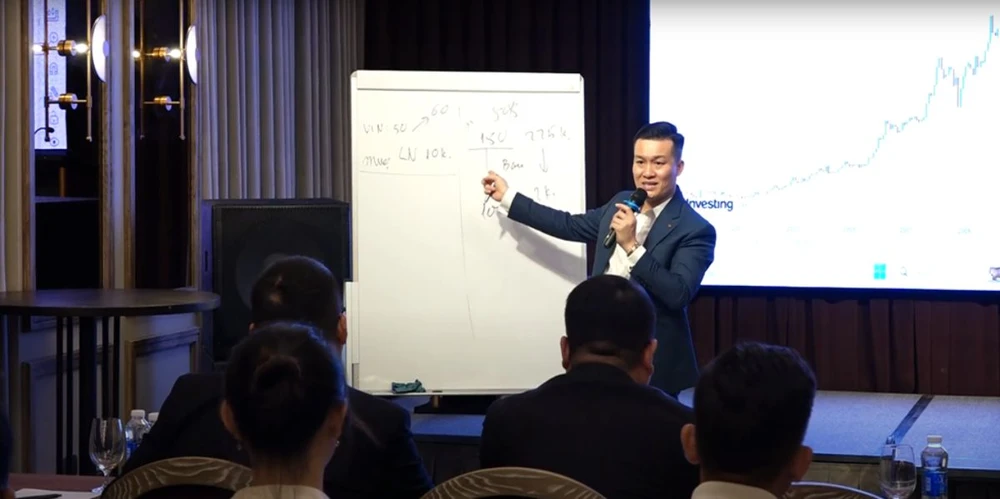 Hình ảnh Mr Aketa trong hội thảo tài chính tháng 6-2024.png