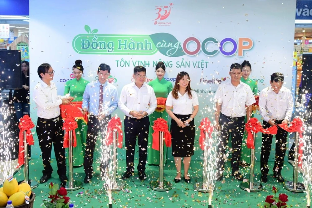 Saigon Co.op khai mạc chương trình ‘Đồng hành cùng OCOP - Tôn vinh nông sản Việt’.jpg
