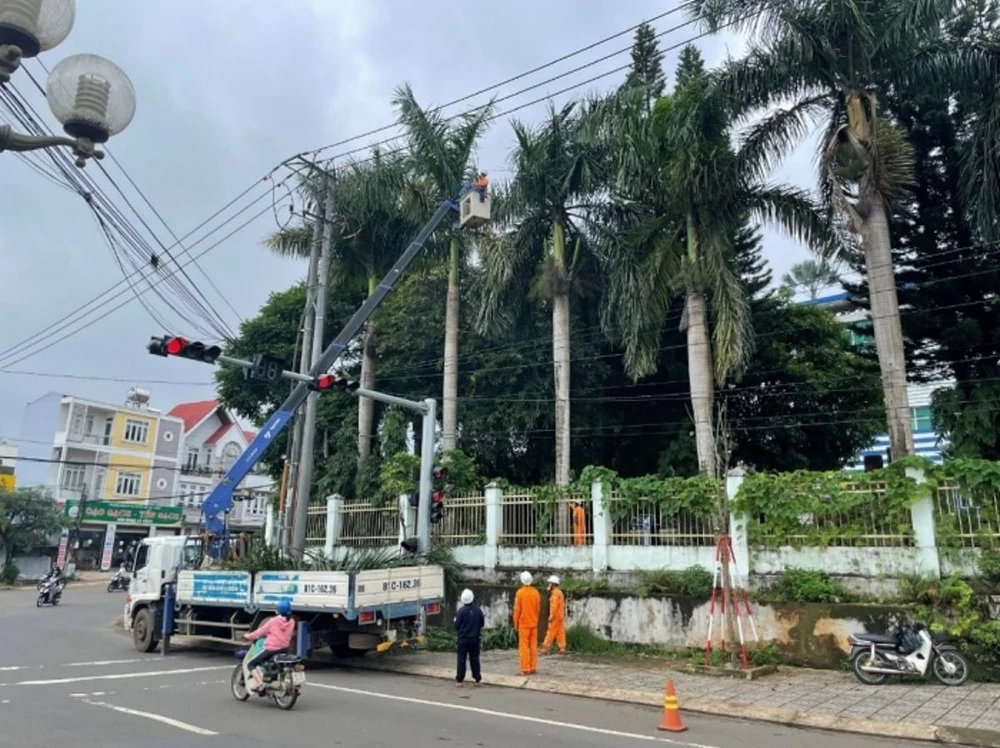 PC Gia Lai tỉa cây xanh dọc tuyến hành lang trong mùa mưa bão.jpg