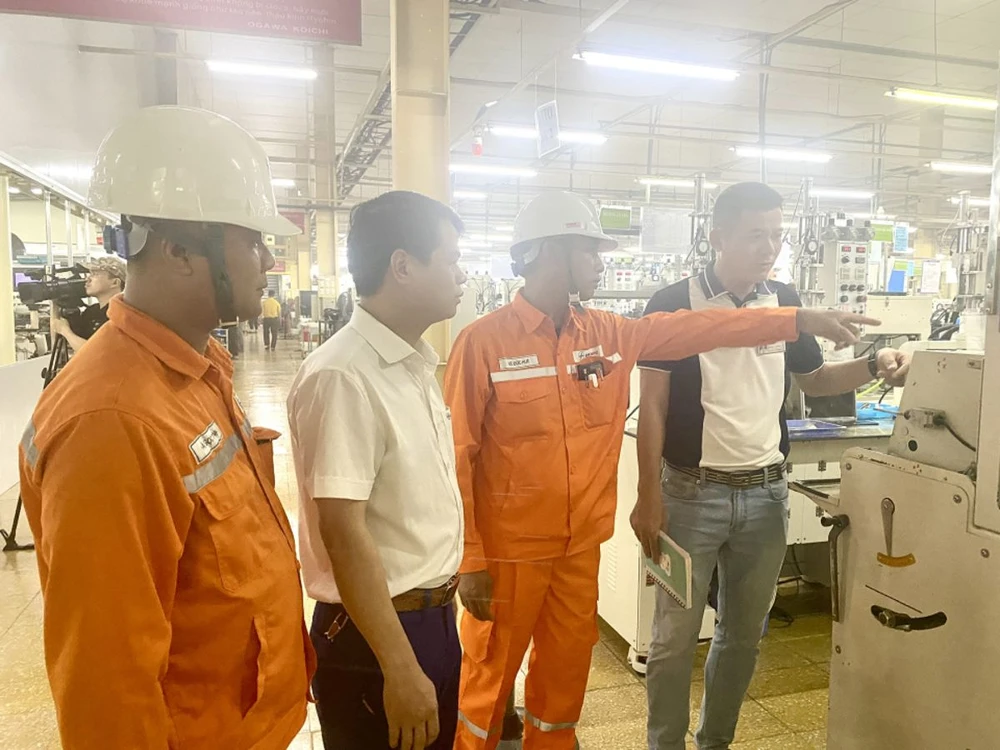 Tính đến hết 30-6-2024, EVNNPC đã ký thỏa thuận điều chỉnh phụ tải (DR) với 4.356 khách hàng, đạt tỷ lệ 91,28%.png