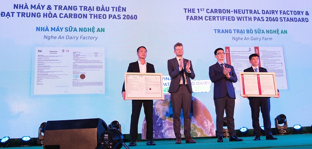 Đến nay, Vinamilk là công ty sữa đầu tiên và duy nhất tại Việt Nam có các nhà máy và trang trại đạt trung hòa Carbon.jpg