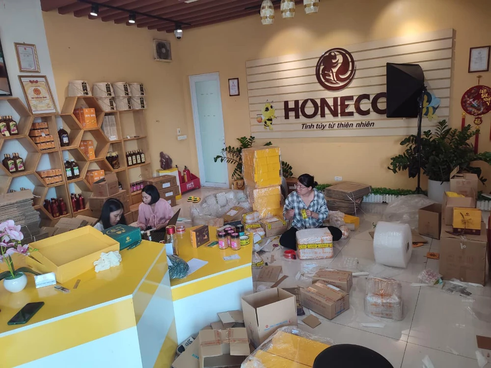 Nhân viên Honeco tất bật đóng gói đơn hàng trong và sau phiên livestream “Shopee - Tinh Hoa Việt Du Ký”.jpg