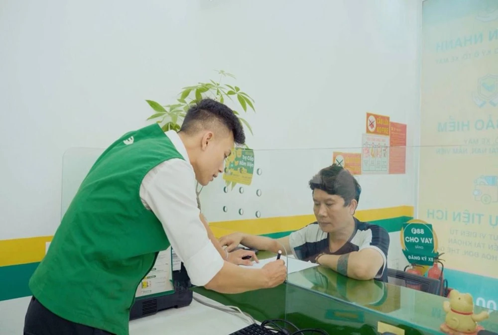 Anh Đinh Hồng Cường (phải) là chủ một xưởng cơ khí nhỏ tại phố Ba La, quận Hà Đông (Hà Nội) vay tiền tại F88 để phát triển sản xuất kinh doanh.jpg