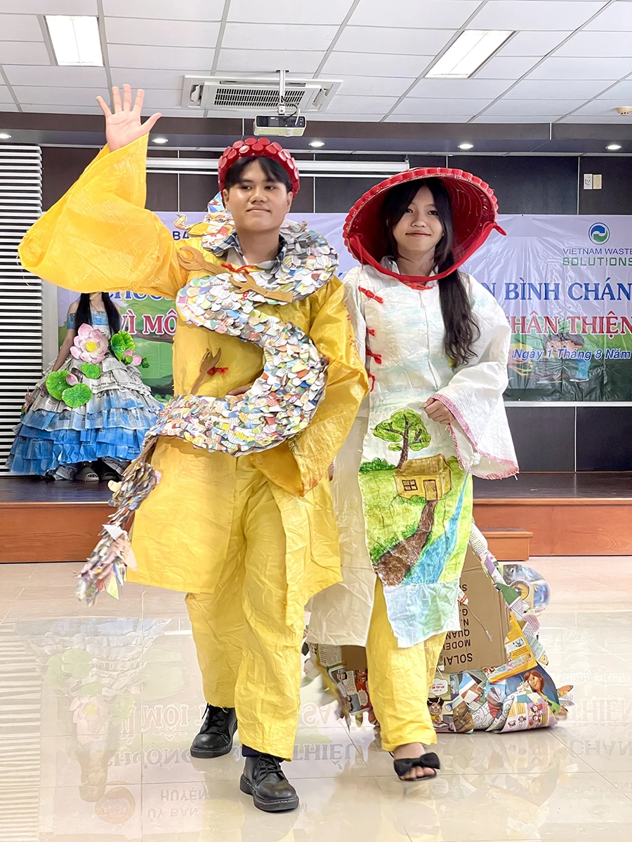 Các thiết kế thời trang được làm từ rác thải tái chế hoặc từ vật dụng cũ.jpg