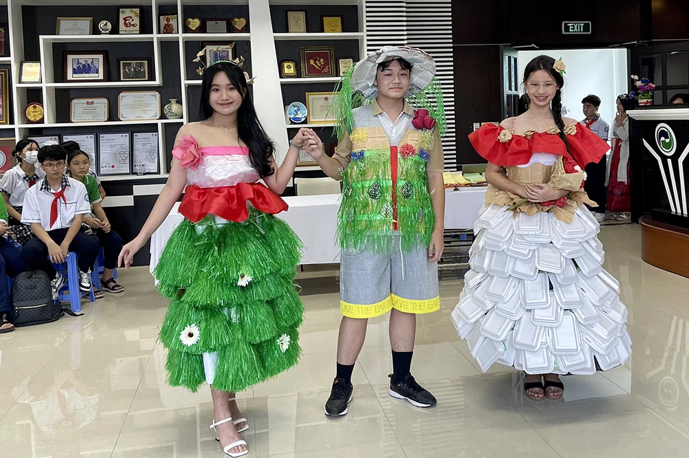 Các thiết kế thời trang được làm từ rác thải tái chế hoặc từ vật dụng cũ.jpg