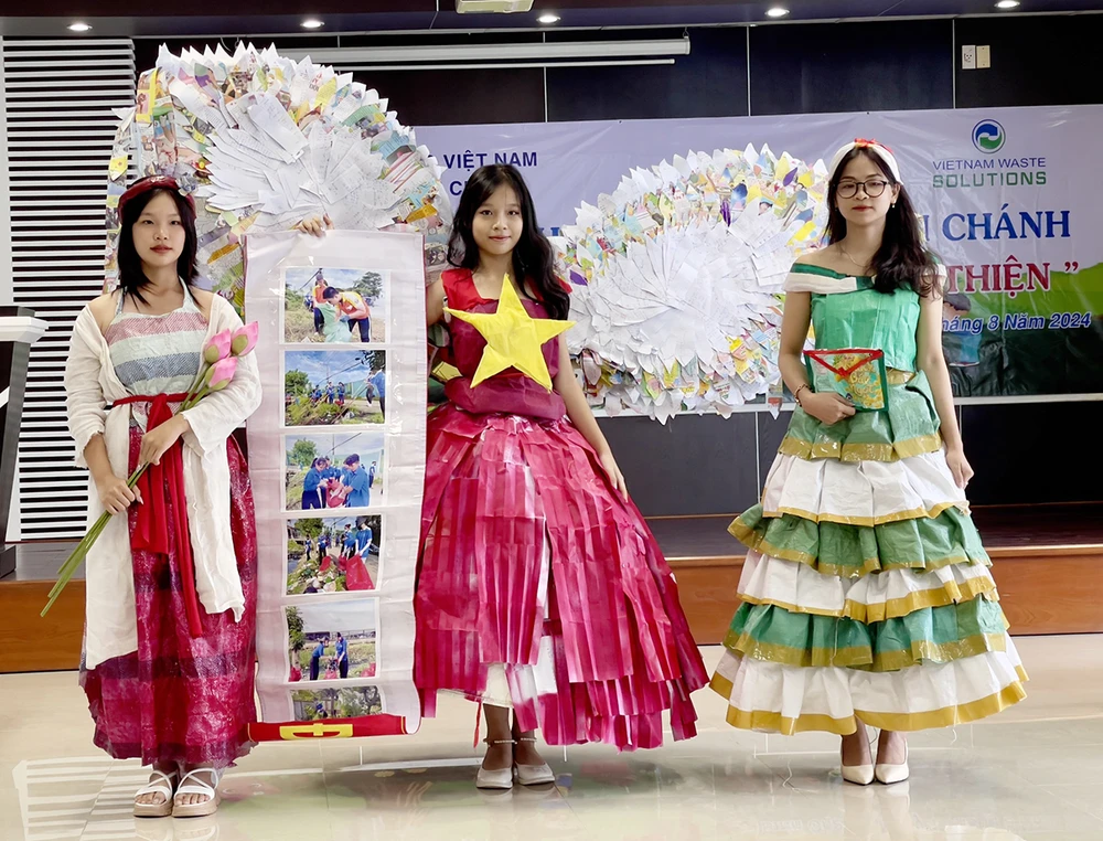 Các thiết kế thời trang được làm từ rác thải tái chế hoặc từ vật dụng cũ.jpg